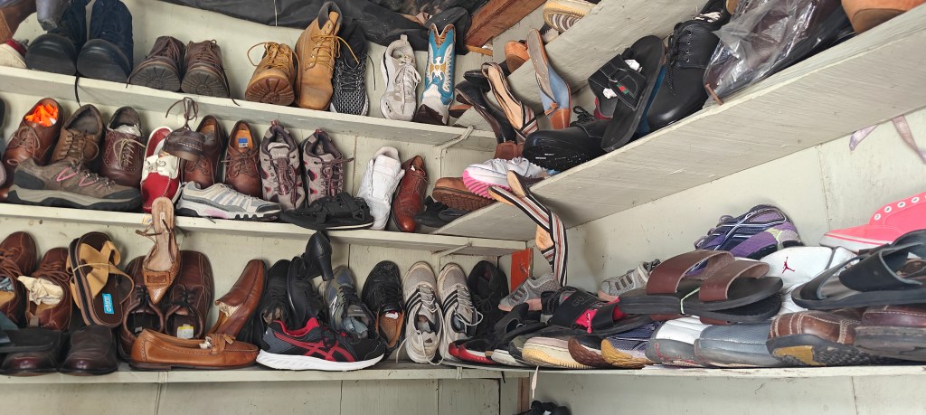 second hand shoes for sale in Zapatero in Dominican Republic